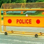 घटनास्थल पर जांच करती पुलिस