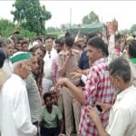 मौके पर पहुंची पुलिस और वन विभाग की टीम।