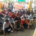 हनुमान चालीसा का पाठ करते कार्यकर्ता