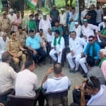 गन्ना भुगतान को लेकर धरने पर बैठे किसान।