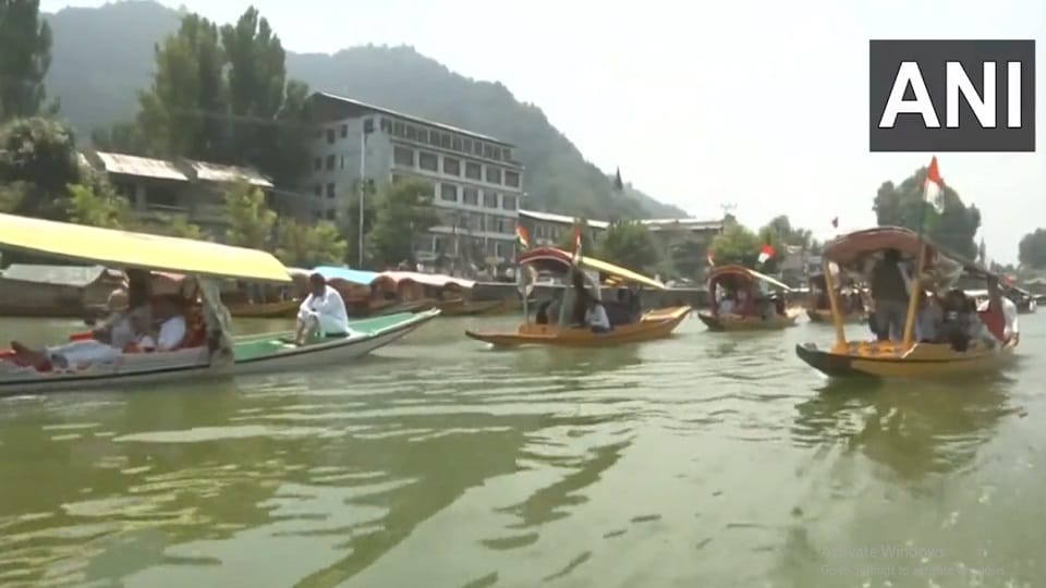 J&K: Tiranga Shikara Rally taken out in Dal Lake