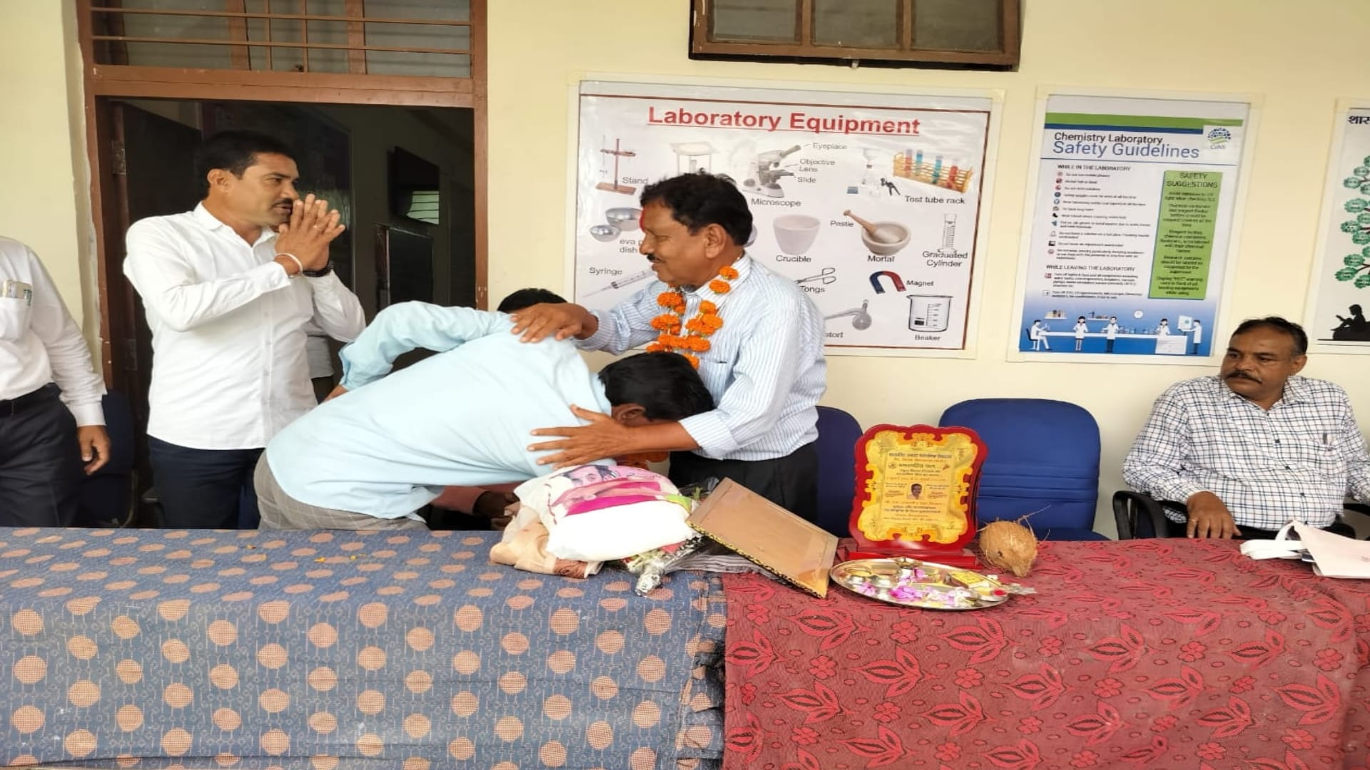Chhindwara: The teacher worked in the same school for 41 years, the villagers gave an emotional farewell