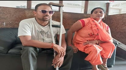 दिव्यांग दंपती का दर्द: साहब! ADA वालों ने उखाड़ फेंका खोखा, भूख से मर रहे बच्चे...मुझे अपनी दुकान लगा लेने दो ADA workers uprooted hollow of disabled couple In Agra he wandering from office to office to set up his shop