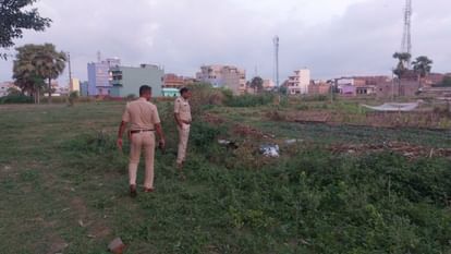 Bihar News : सीएम नीतीश कुमार के गृह जिले में मिला मानव कंकाल; लोग जानवर समझ रहे थे, मगर देखा तो चौंक गए Bihar News : Human skeleton found in sack on the garbage dump in Nalanda, Bihar Police, cm nitish kumar