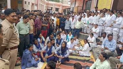 अयोध्या: डॉक्टरों और तीमारदारों में हुई जमकर मारपीट, धरने पर बैठे डॉक्टर, बीजेपी नेता से जुड़ा है मामला fight between doctors and attendants in Ayodhya