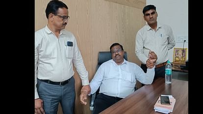 MP News: भोपाल रेलवे स्टेशन पर मैनेजर कैंटीन संचालक से 6 हजार/माह बंदी रिश्वत मांग रहा था, लोकायुक्त ने दबोचा MP News: At Bhopal railway station, the manager was demanding a bribe of 6 thousand / month from the canteen o