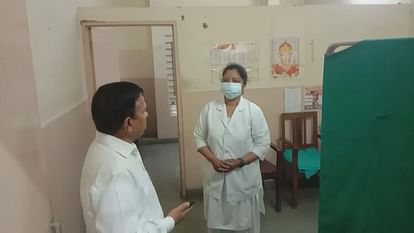 Indore: संभागायुक्त अचानक पहुंचे एमवाय अस्पताल, ओपीडी में डाक्टरों को नदारद देख बोले-व्यवस्था गड़बड़ है Divisional Commissioner suddenly reached MY Hospital, seeing doctors missing in OPD, said - the system is wron