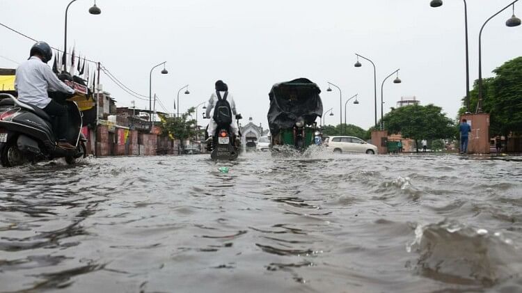 UP Weather : बारिश में आएगी कमी लेकिन कई जिलों में वज्रपात का अलर्ट, प्राकृतिक आपदा में नौ लोगों की मौत