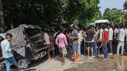 Bihar News : मुजफ्फरपुर में भीषण सड़क हादसा, तीन लोगों की मौत; बालू लोड ट्रक ने टेम्पो को रौंदा Bihar News: Road accident in Muzaffarpur, three people died; sand load truck crushed tempo