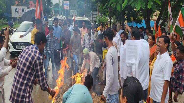 युवा कांग्रेस ने नगर पालिका को घेरा : मेन गेट तोड़कर घुसे अंदर, उपाध्यक्ष का पुतला दहन करते हुए की नारेबाजी