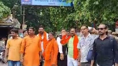 Varanasi: बजरंग दल के कार्यकर्ताओं का जिला मुख्यालय पर प्रदर्शन, नूंह की घटना को लेकर आक्रोश, सौंपा ज्ञापन Demonstration of Bajrang Dal workers at district headquarters, outrage over Nuh incident, memorandum submitted