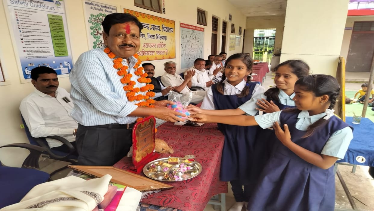 Chhindwara: The teacher worked in the same school for 41 years, the villagers gave an emotional farewell