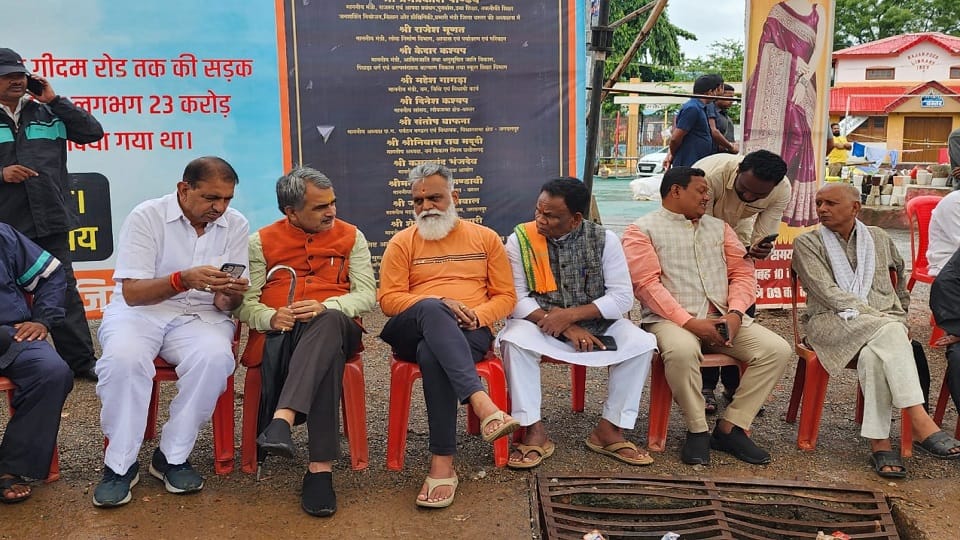 Former BJP MLA Santosh Bafna has started work of installing inscription removed by Congress