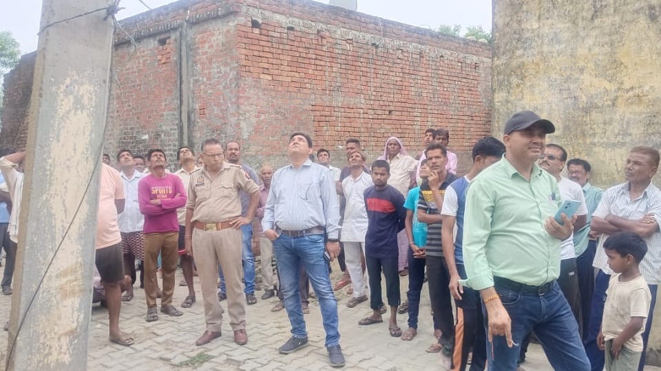 Sambhal: Child stuck electric pole in Chandausi, died front of family
