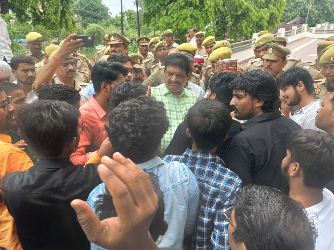 Case of death of girl student in school Demonstration of students on the road, demand to seal Children Girls