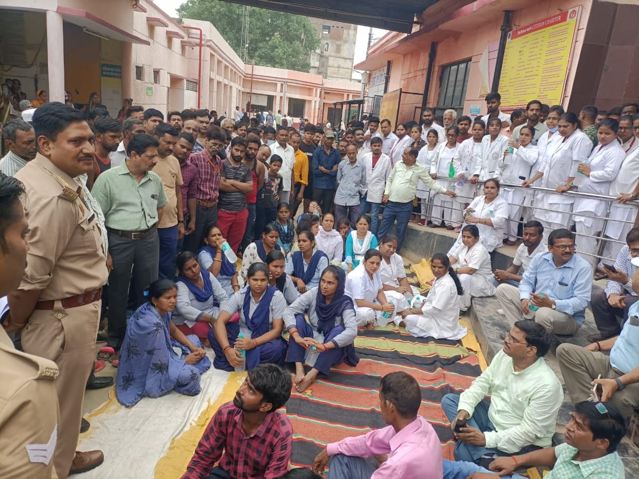 fight between doctors and attendants in Ayodhya