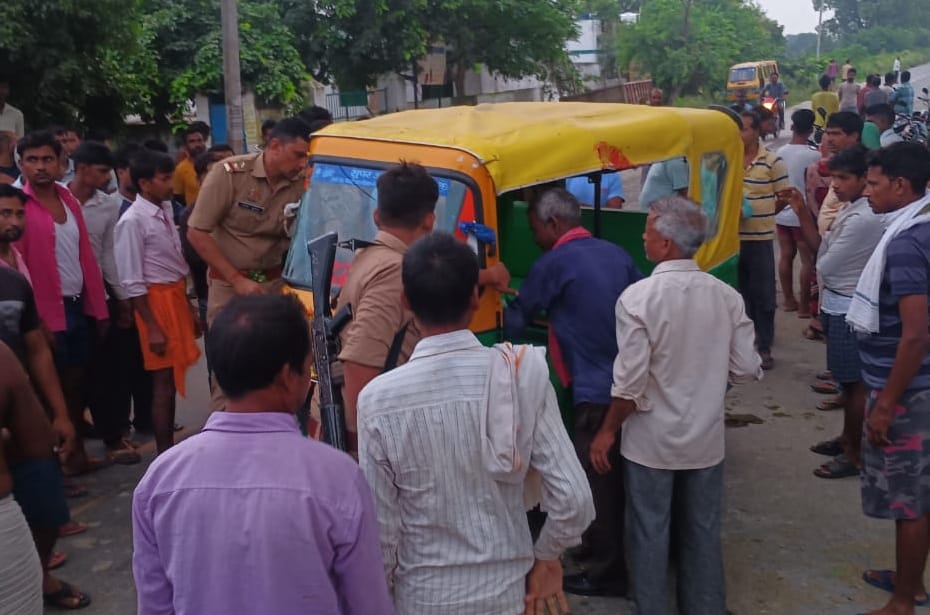 Kannauj road accident, auto rickshaw overturned after collision with tanker, father killed and son injured