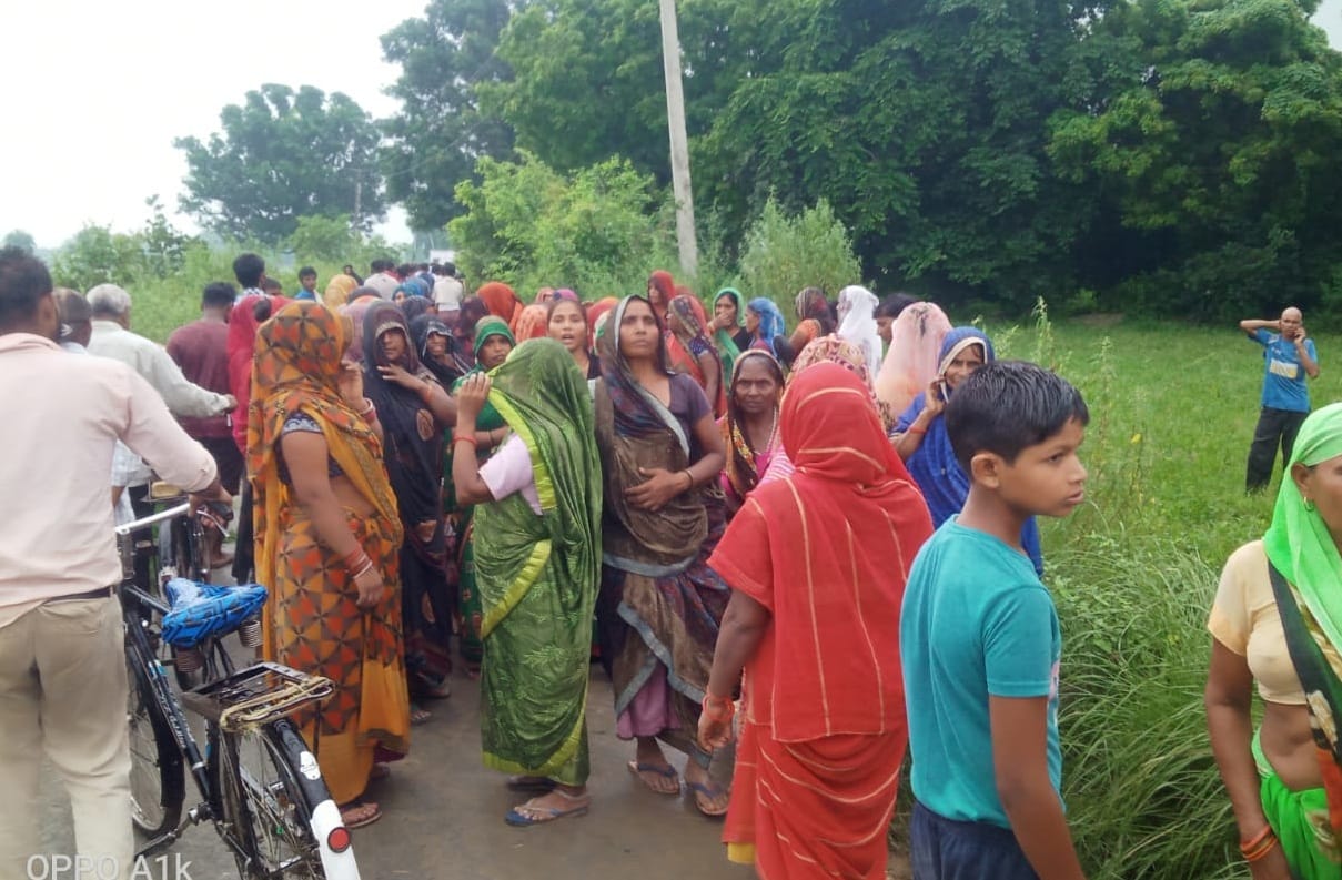 Dead body of youth found hanging from tree under suspicious circumstances, fear of suicide in domestic dispute