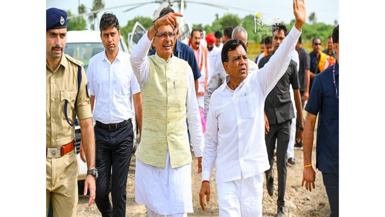 MP News Karni soldiers were preparing to show black flags to the CM But police took away