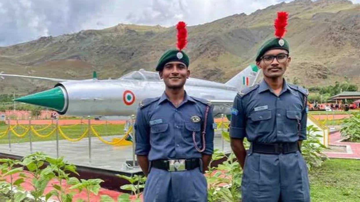 Two students from Bangalore reached Kargil in 60 days by bicycle, paid tribute to the martyrs at war memorial