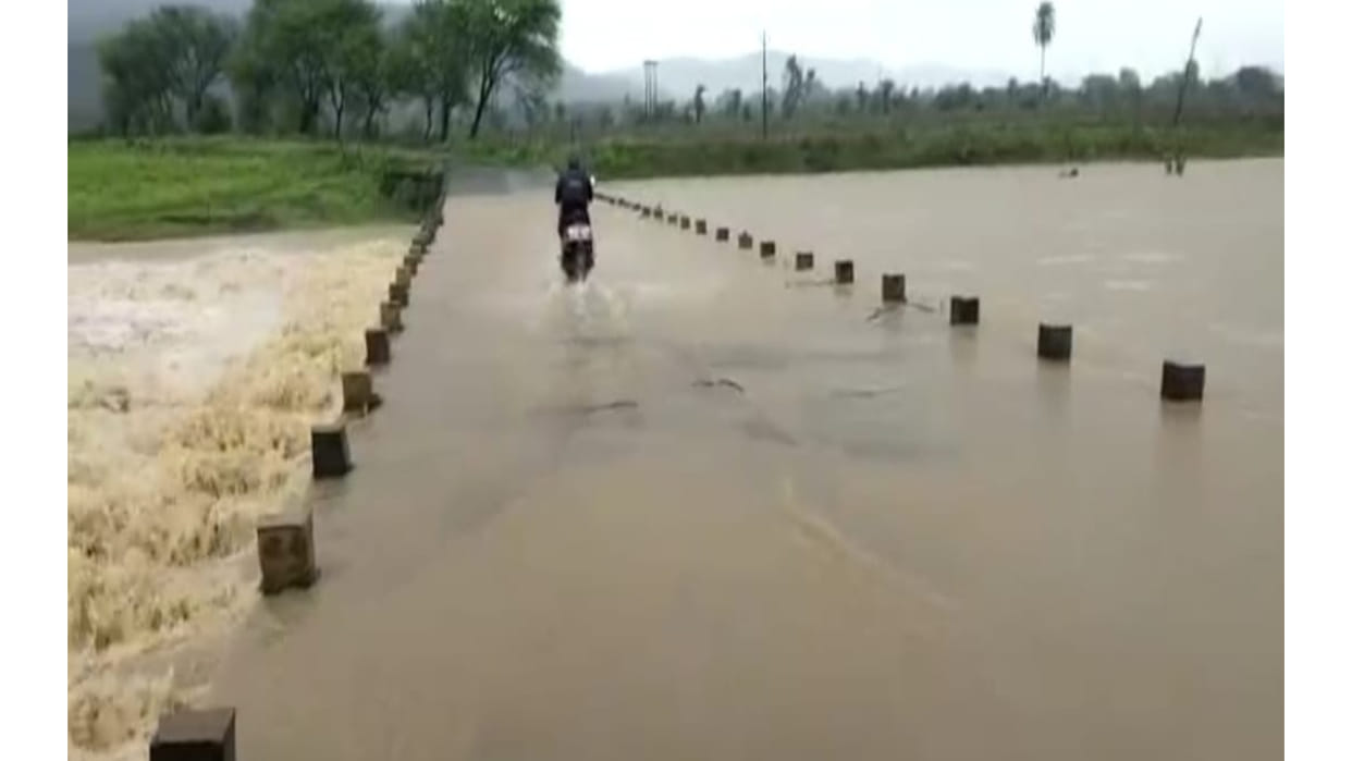 Dindori News River drain overflowing due to torrential rains all roads leading to headquarters closed