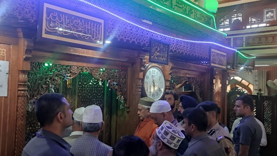 Budgam: Shaikh ul Alam Center to open in Charar e Sharif lg manoj sinha bows down at Dargah