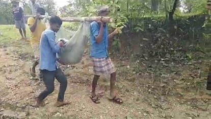 मरीज को कंधे पर ढोकर ले जाते ग्रामीण