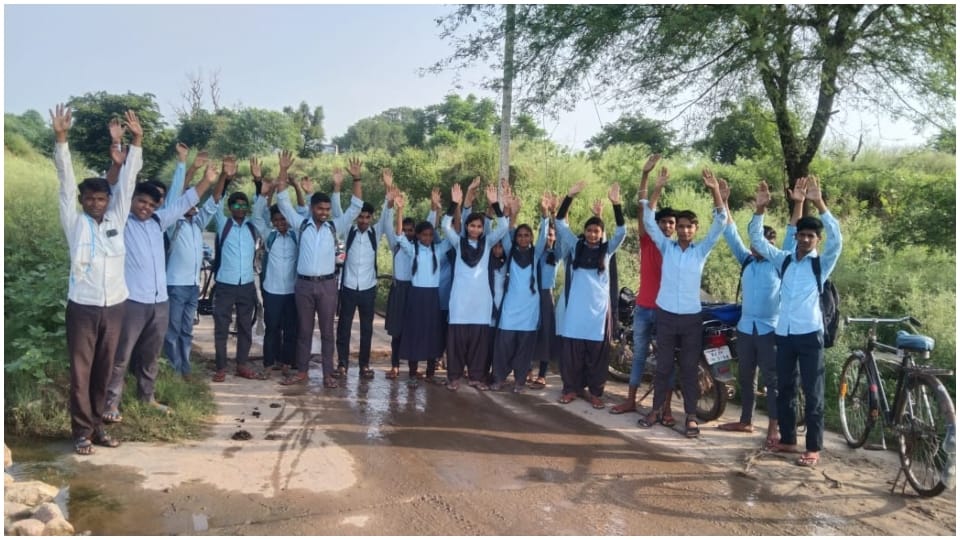 Mud on the main road of Anantwada village in Bandikui Dausa troubled school children demonstrated