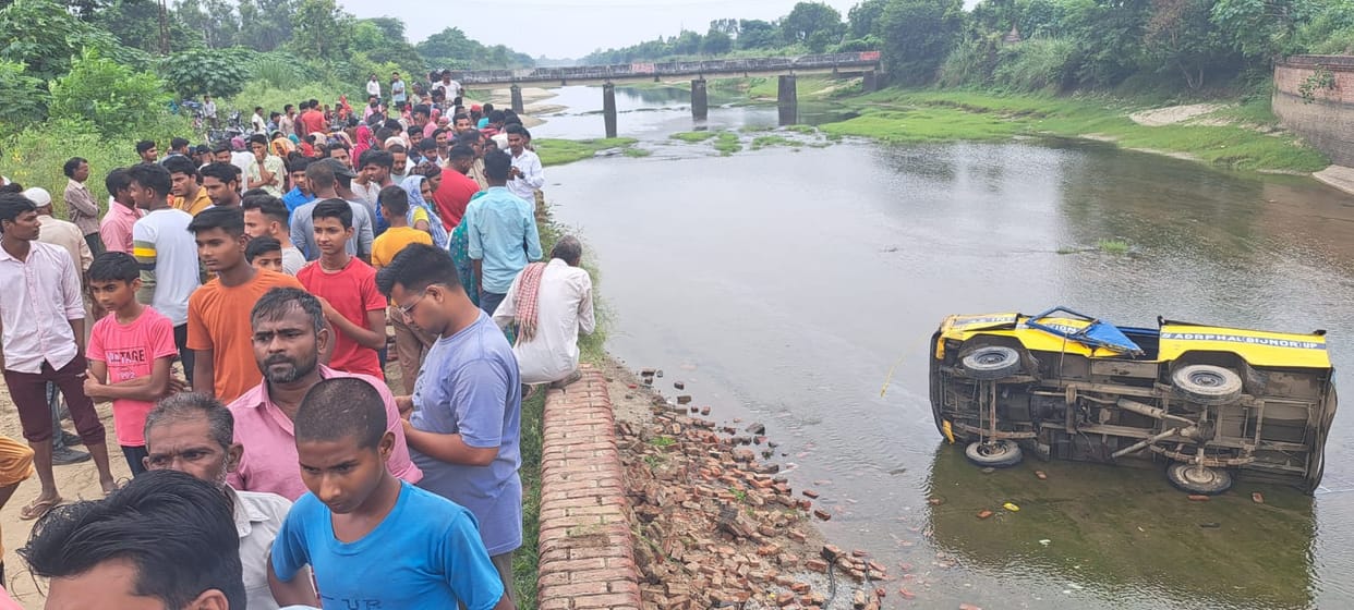 Accident in Bijnor, school bus fell into canal, one student died, more than 12 students injured