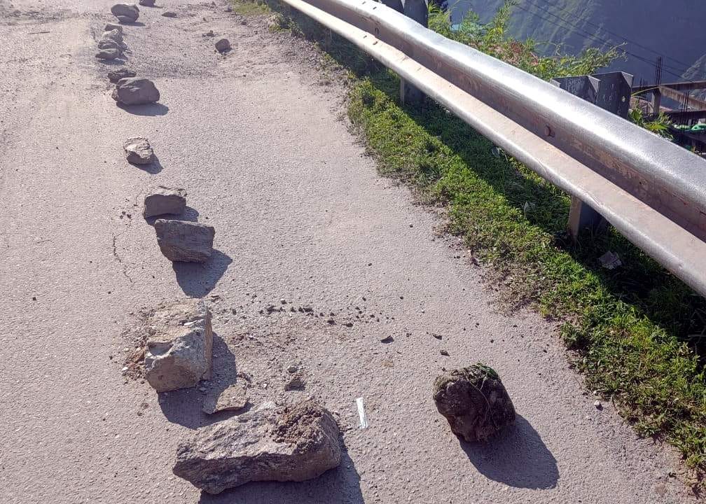 Joshimath Narsingh temple road was broken, movement of Heavy vehicles stopped