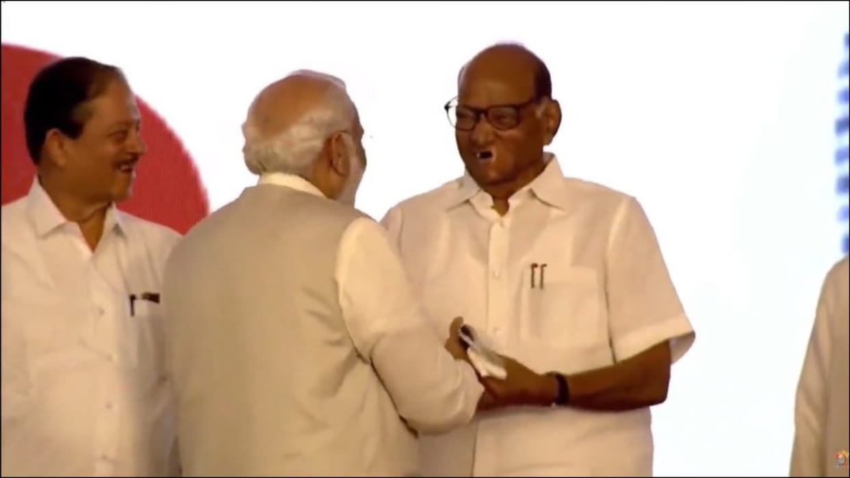 Political message of Sharad Pawar pats PM Modi back On Stage of Lokmanya Tilak award ceremony in pune