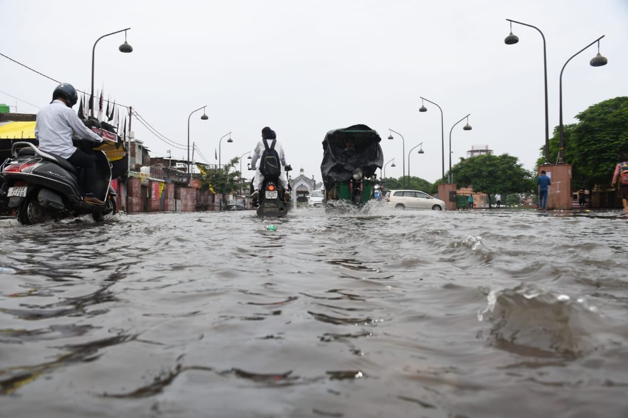heavy rain in lucknow, road overflow