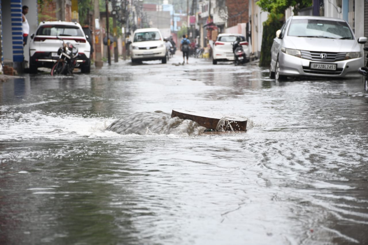 heavy rain in lucknow, road overflow
