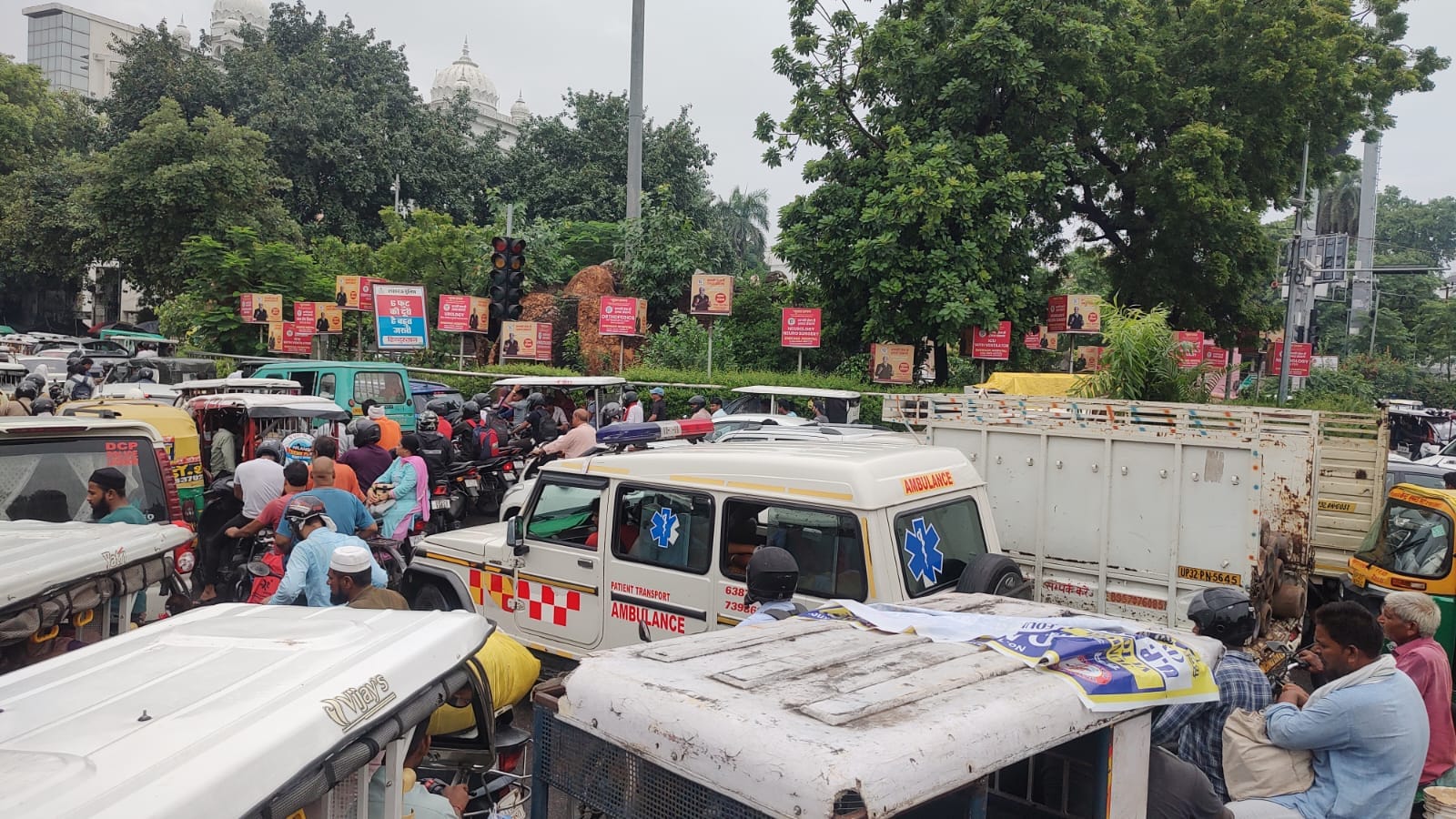 heavy rain in lucknow, road overflow