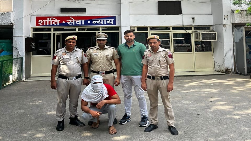 Seelampur police arrested a young man who claimed to be a police inspector and IES officer