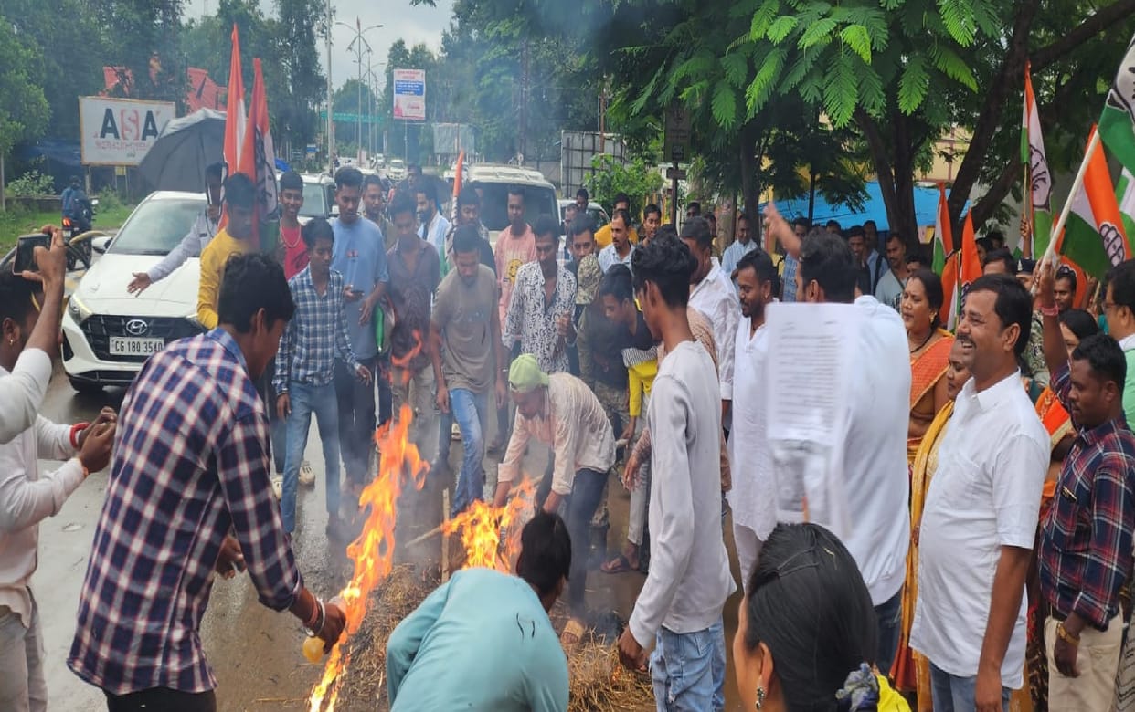 Youth Congress workers created ruckus by gheraoing municipality Dantewada