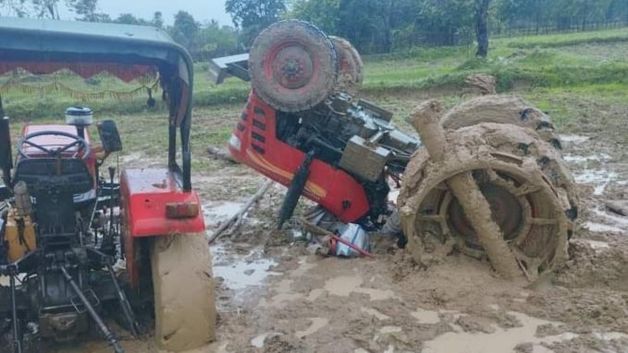 Umaria News One person lost his life when the tractor got stuck in the mud