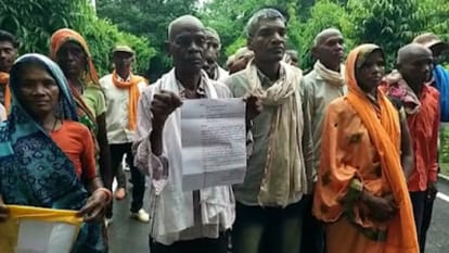 कलेक्ट्रेट पहुंचे आदिवासी