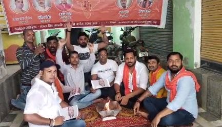 Yagya for purification of intellect for Swami Prasad Maurya, Sanatan Sangh demonstration with slogan posters i