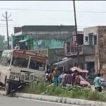 डिवाइडर पर चढ़ी बस।