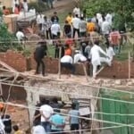 घटनास्थल पर उत्पात करते लोग