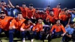 ट्रॉफी के साथ दक्षिण क्षेत्र की टीम