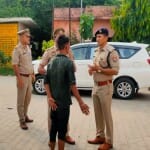 जांच करती पुलिस।