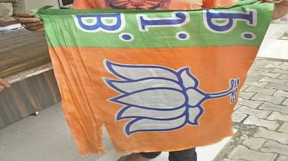 Sent to jail for tearing the BJP flag