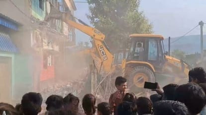 Bihar News: जमुई में हाईकोर्ट के निर्देश पर 64 घरों पर चला बुलडोजर, हटाया गया अतिक्रमण, पुलिस रही मौजूद Bihar News Bulldozers run on 64 houses on instructions of High Court in Jamui encroachment removed