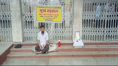 Father sitting on dharna carrying son bones in jhansi