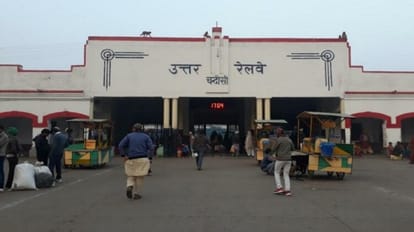 चंदौसी रेलवे स्टेशन से बच्चा चोरी: सीसीटीवी में दिखा युवक के साथ मासूम, मां की हालत बिगड़ी, जीआरपी जांच जारी Child stolen from Chandausi railway station, Child with young man seen in CCTV, mother condition deteriorate