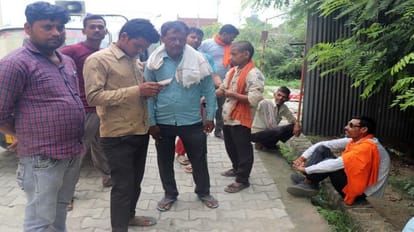 man died due to electrocuted while charging mobile phone in shahjahanpur