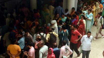 Jammu: जीएमसी में देर रात हालात खराब, पर्ची पर लिखे टेस्ट या वार्ड के लिए भटक रहे तीमारदार gmc jammu news: Late night situation bad in GMC jammu