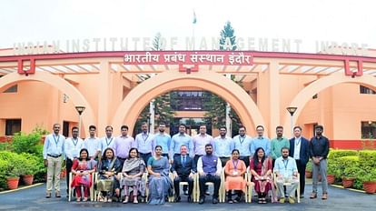 Municipal commissioner and senior officials took cleanliness training in iim Indore